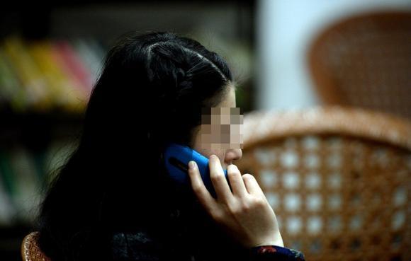 遭丈夫銬被逼網聊半年詐騙數十萬 丈夫：網友自愿的