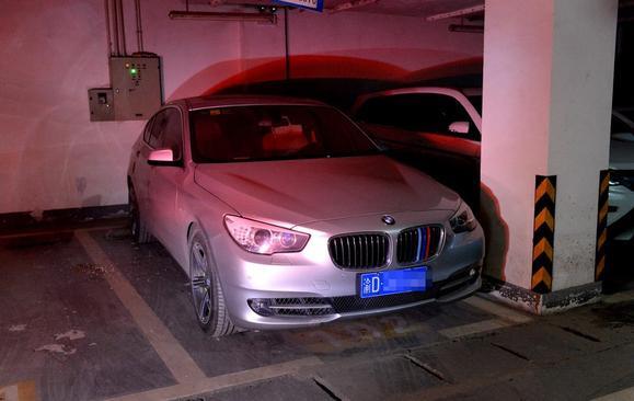 遭丈夫銬被逼網聊半年詐騙數十萬 丈夫：網友自愿的