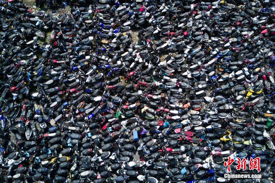 航拍南京江北機(jī)動(dòng)車(chē)報(bào)廢點(diǎn) 猶如鋼鐵“墳場(chǎng)”