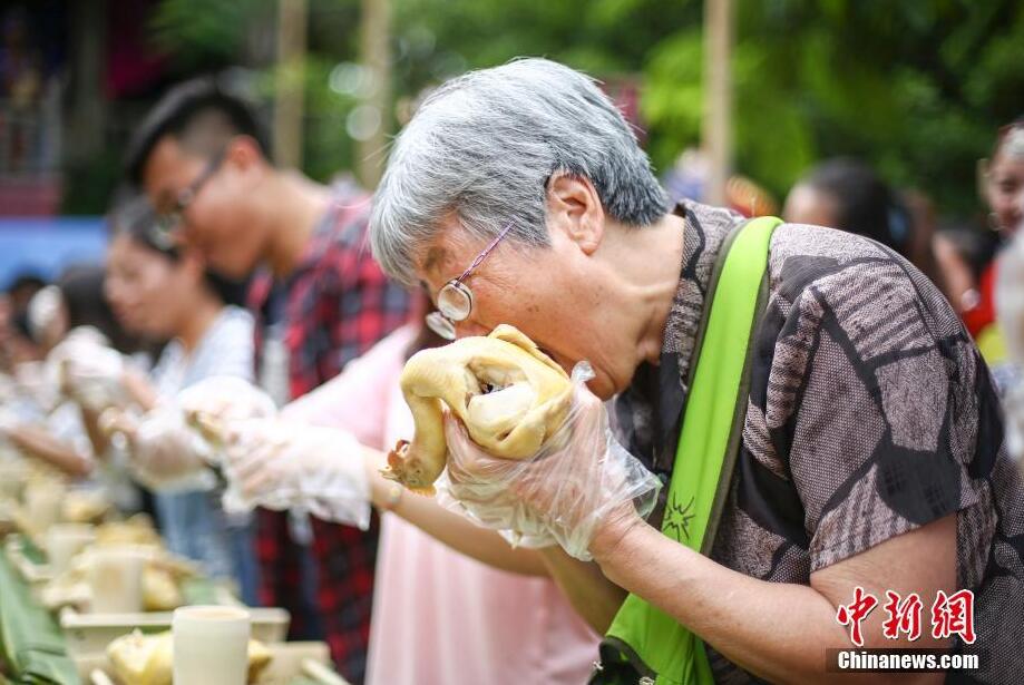 三亞一景區設“百雞宴” 游客狼吞虎咽比賽吃雞