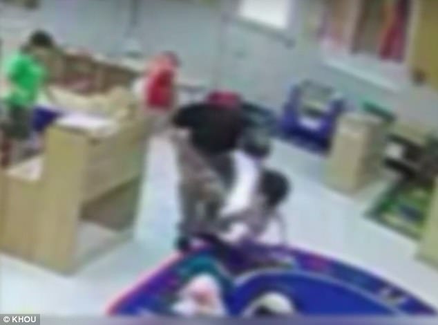 令人發(fā)指 幼兒園男老師居然這樣對(duì)孩子