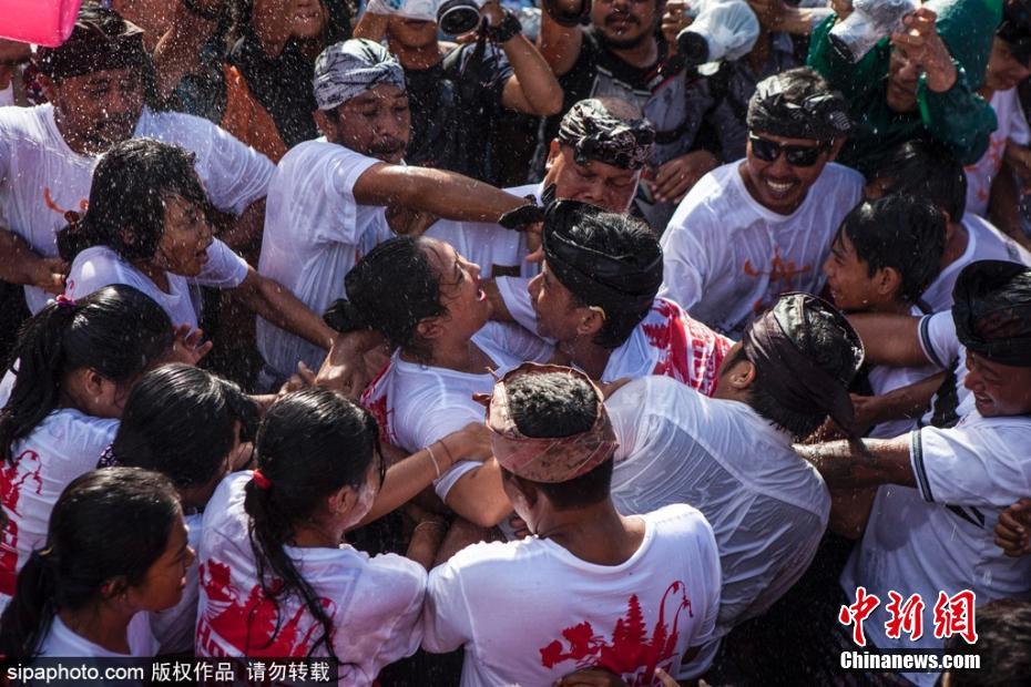 巴厘島慶祝接吻節 男女“濕吻”辣眼睛