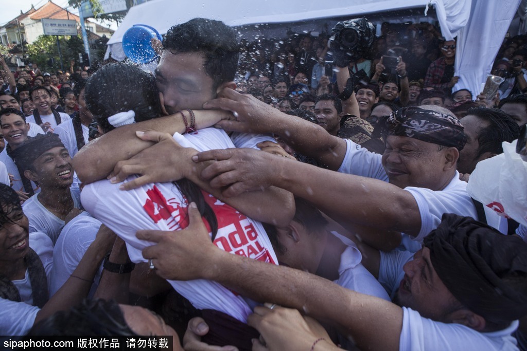 印尼巴厘島迎來(lái)傳統(tǒng)接吻節(jié)