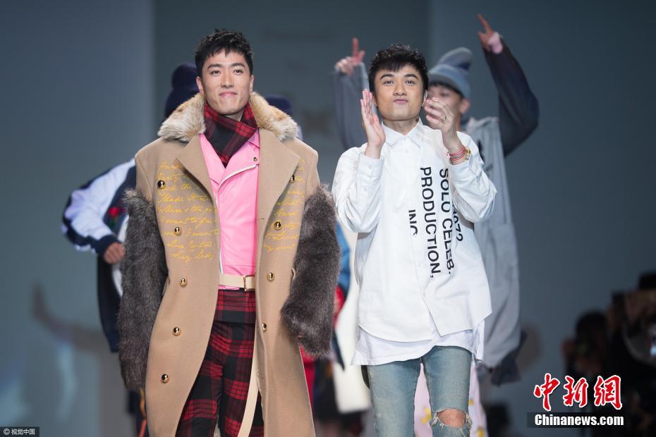 巨星范！劉翔為古巨基站臺(tái) 變男模走T臺(tái)