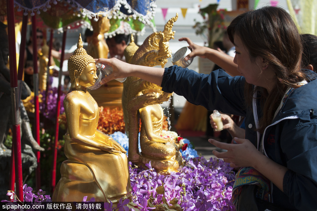 泰國曼谷潑水節(jié)狂歡 上演“濕身大戰(zhàn)”