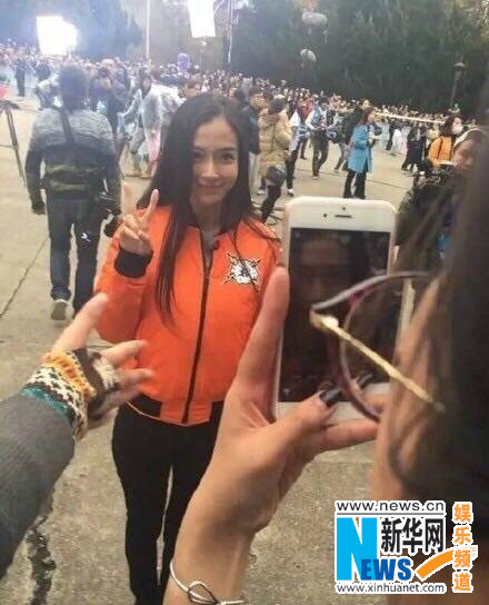 路人拍攝Angelababy跑男路透照 網(wǎng)友留言高糊也可愛