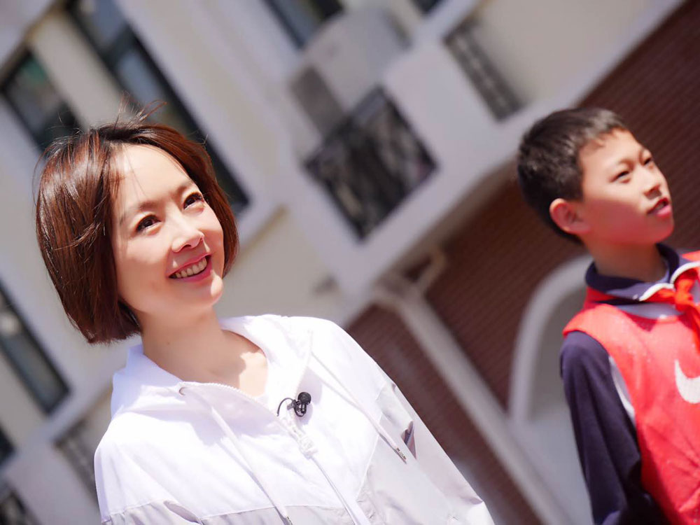 魯豫重返小學(xué)校園變孩子王 小女生情懷寫在臉上