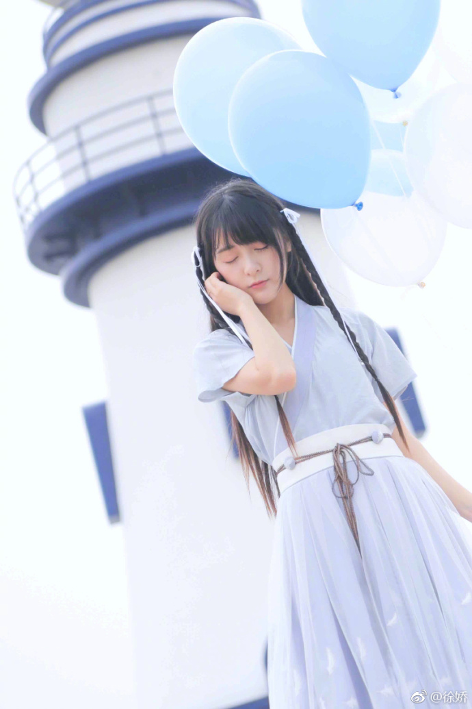 徐嬌曬照獲贊高顏值 雪肌黑發紫裙動人