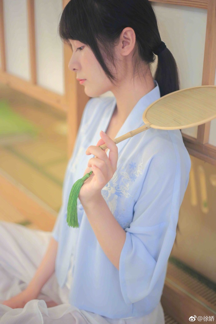 徐嬌曬照獲贊高顏值 雪肌黑發紫裙動人