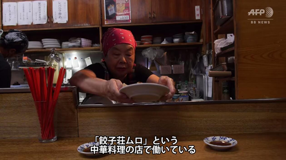 82歲奶奶蹦迪打碟 70歲開始學習打碟實現童年夢想