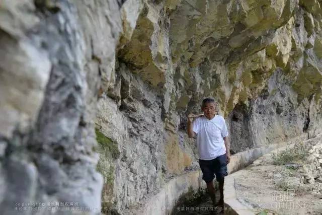 解碼中國丨這位當(dāng)代“愚公”在懸崖峭壁上鑿出7千米水渠，現(xiàn)實比神話傳說更震撼！