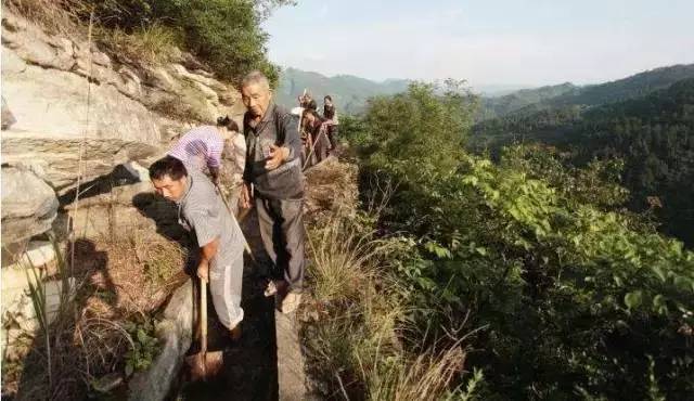解碼中國丨這位當(dāng)代“愚公”在懸崖峭壁上鑿出7千米水渠，現(xiàn)實比神話傳說更震撼！