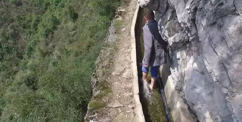 解碼中國丨這位當(dāng)代“愚公”在懸崖峭壁上鑿出7千米水渠，現(xiàn)實比神話傳說更震撼！