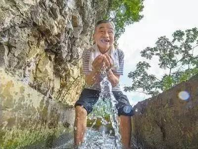 解碼中國丨這位當(dāng)代“愚公”在懸崖峭壁上鑿出7千米水渠，現(xiàn)實比神話傳說更震撼！