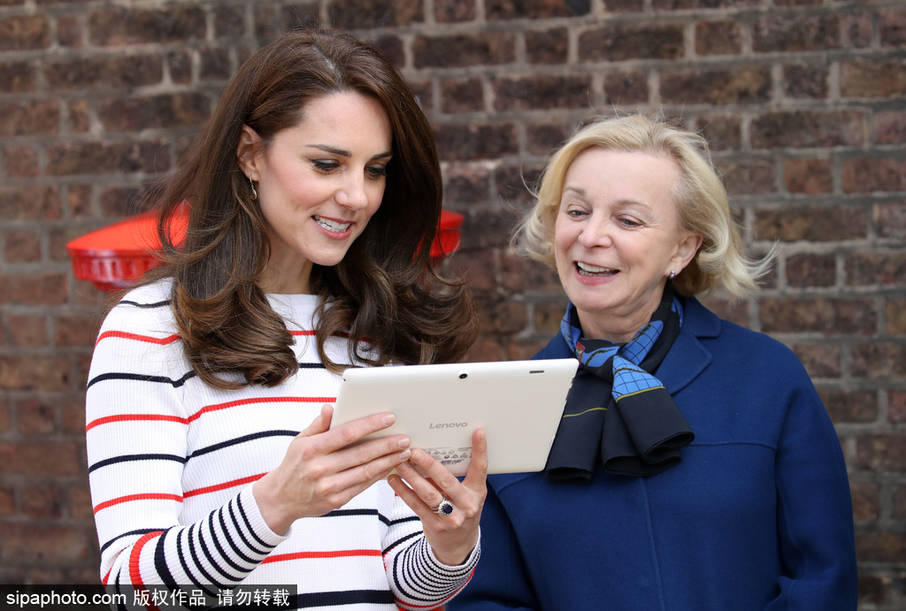 凱特王妃簡潔條紋衫出席馬拉松活動 俯身傾聽似鄰家姐姐