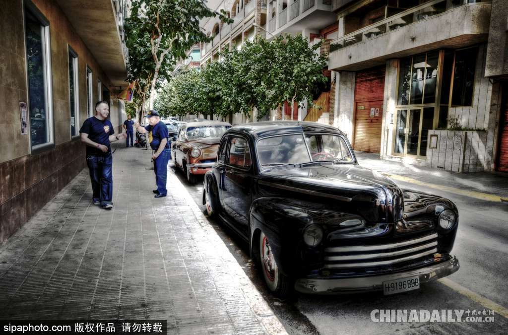 歡迎來到六十年代的歐洲 西班牙小鎮舉辦復古大派對