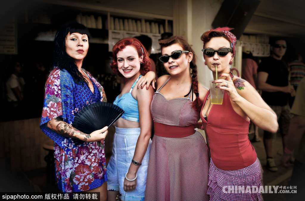 歡迎來到六十年代的歐洲 西班牙小鎮舉辦復古大派對