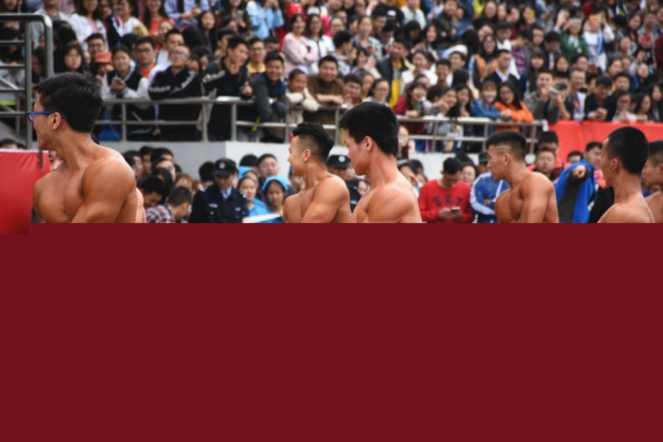 好害羞！成都大學(xué)運(yùn)動(dòng)會(huì)現(xiàn)“男子健身隊(duì)”引全場(chǎng)歡呼