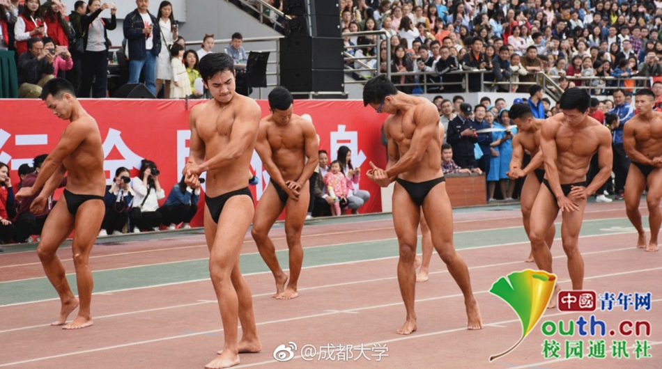 好害羞！成都大學(xué)運動會現(xiàn)“男子健身隊”引全場歡呼