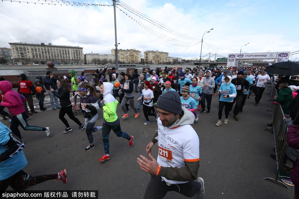 莫斯科舉行休閑慈善跑 男女老少齊上陣享受健康生活