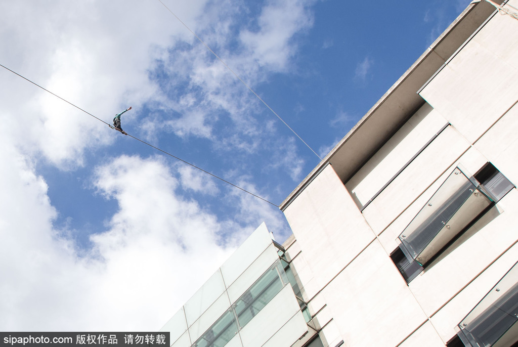英國男子BBC大樓上演驚險一幕 赤腳高空走鋼絲