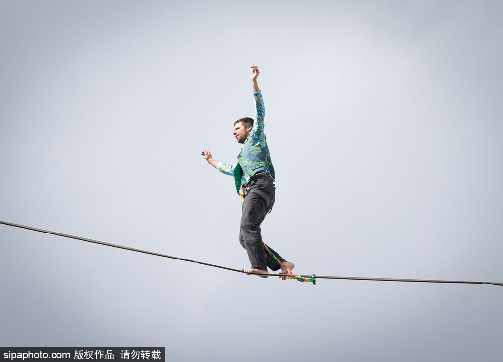 英國男子BBC大樓上演驚險一幕 赤腳高空走鋼絲