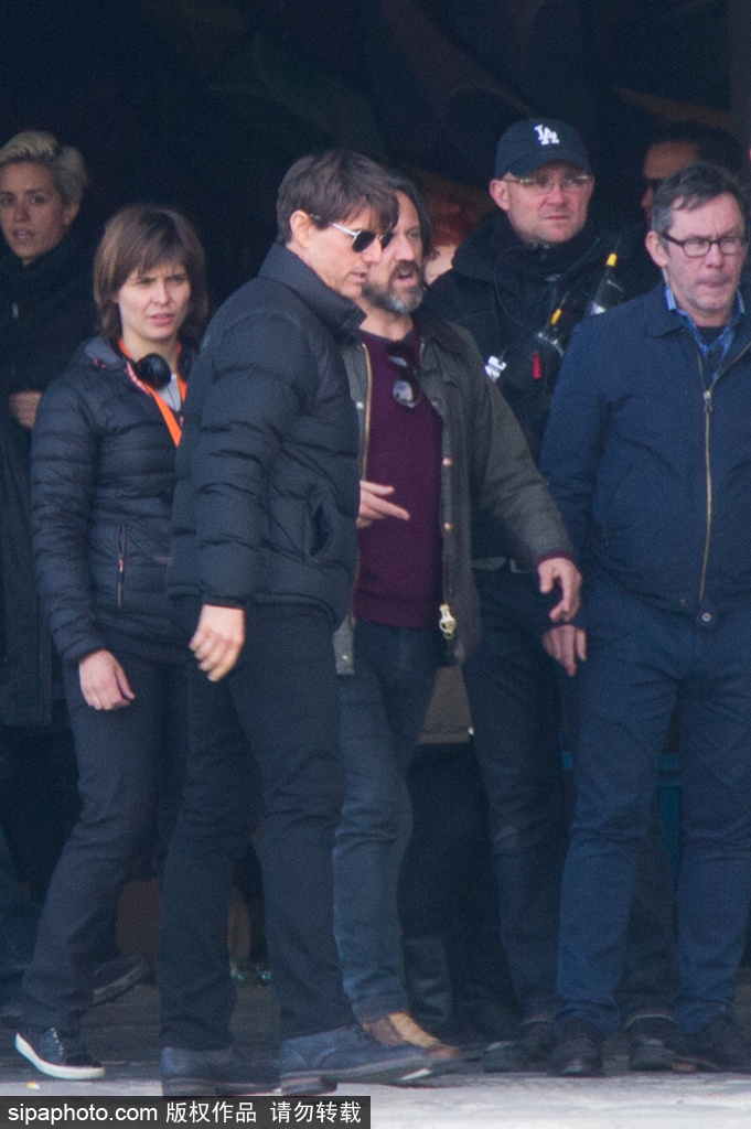 “阿湯哥”帥氣現(xiàn)身《碟中諜6》片場(chǎng)與員工有說(shuō)有笑