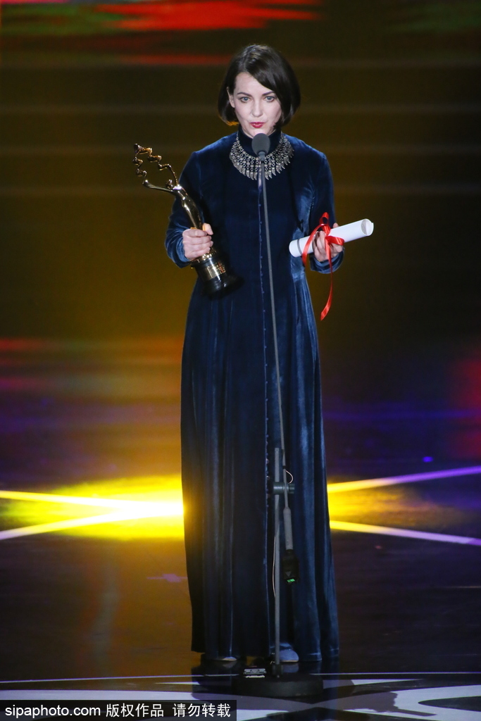 第七屆北京電影節(jié)：95歲秦怡坐輪椅現(xiàn)身閉幕式 林志玲與讓·雷諾俏皮頒獎