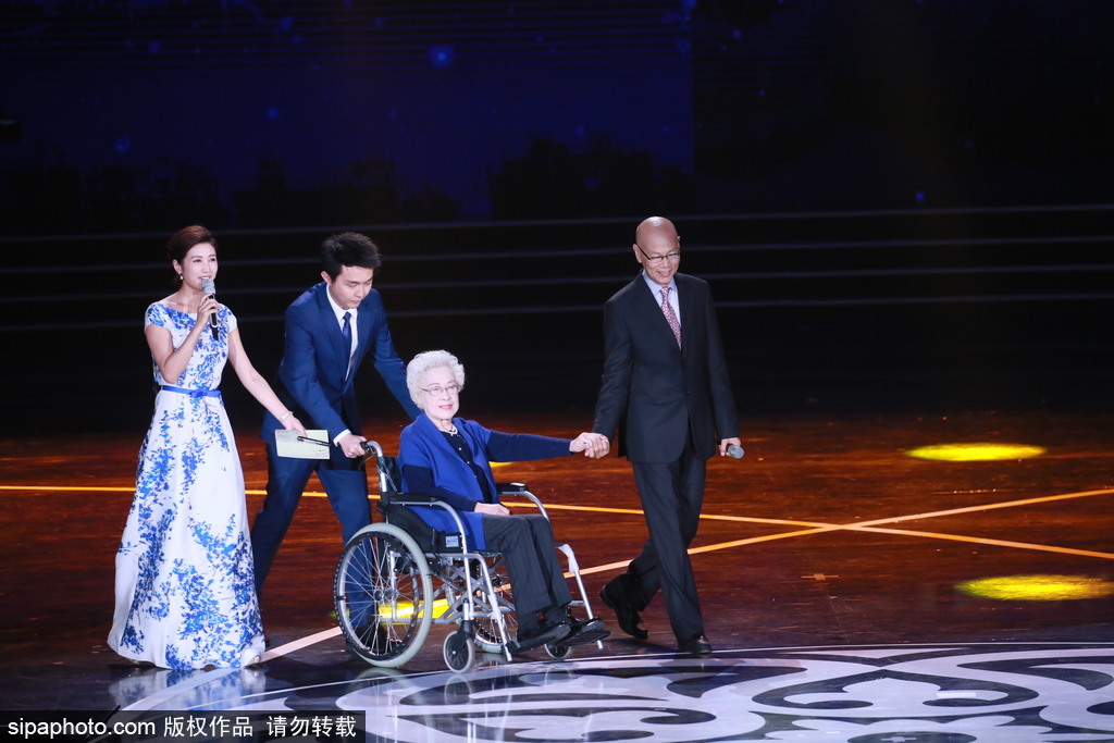 第七屆北京電影節：95歲秦怡坐輪椅現身閉幕式 林志玲與讓·雷諾俏皮頒獎