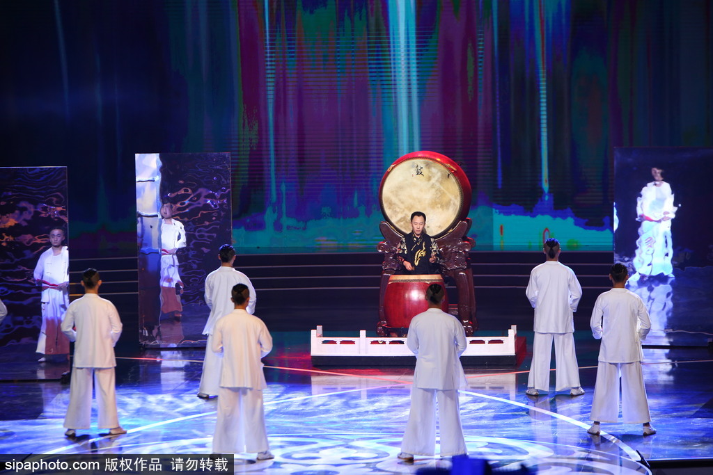 第七屆北京電影節：95歲秦怡坐輪椅現身閉幕式 林志玲與讓·雷諾俏皮頒獎