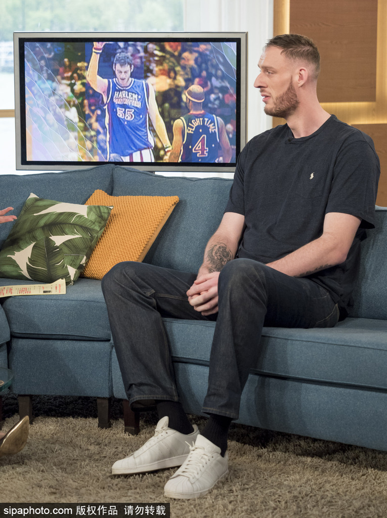 英國2米36巨人現身電視節目 站著扣籃嚇壞主持人