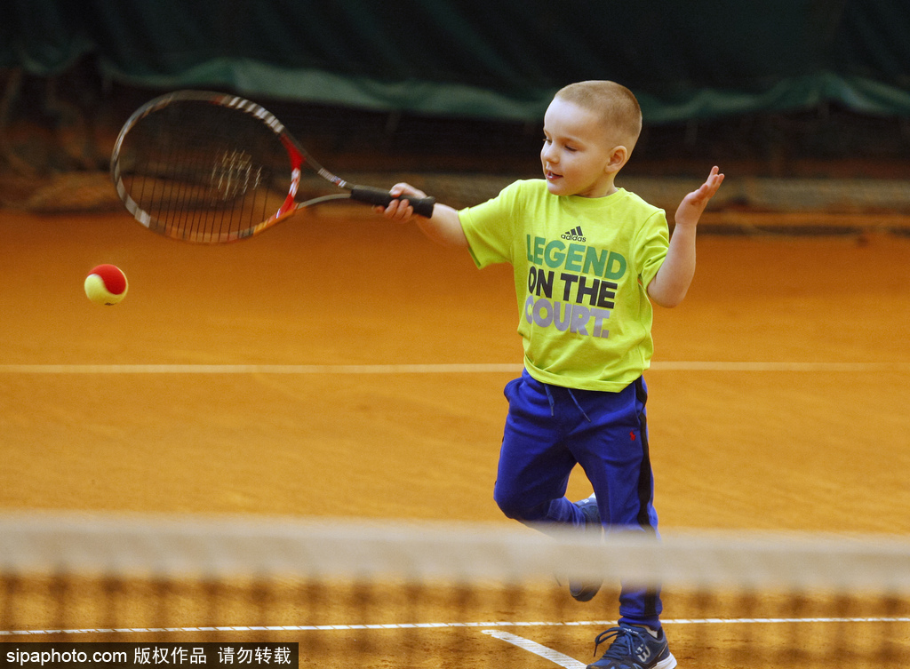 神奇！烏克蘭3歲男孩成最年輕網球注冊球員 打球有模有樣超可愛