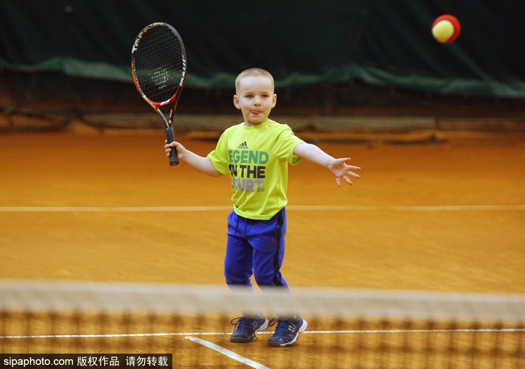 神奇！烏克蘭3歲男孩成最年輕網(wǎng)球注冊(cè)球員 打球有模有樣超可愛