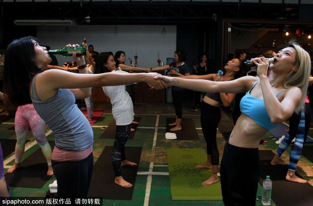 酒量差你別來！啤酒瑜伽風靡全球 泰國瑜伽愛好者飲酒健身兩不耽誤