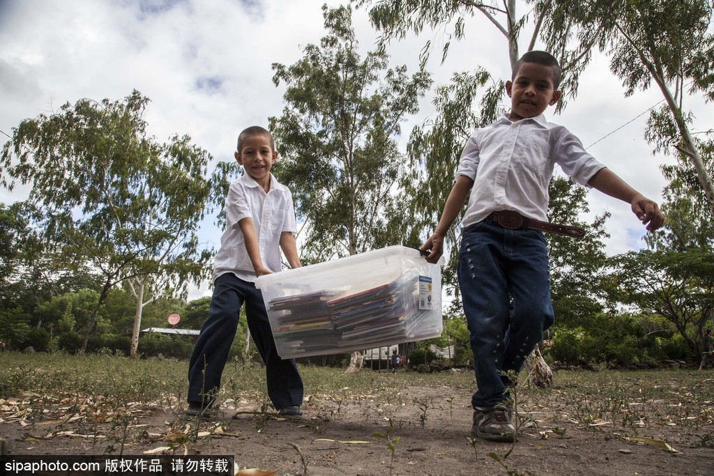 尼加拉瓜流動巴士圖書館 鄉村兒童“零距離”接觸知識