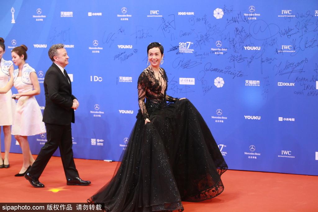 第七屆北京電影節(jié)：莫妮卡·貝魯奇性感現(xiàn)身閉幕式紅毯 林志玲、蔣雯麗、殷桃同場爭艷