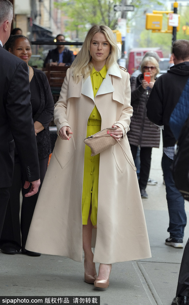 英女星愛麗絲·伊芙身著駝色大衣出街 內(nèi)搭明黃套裝吸人眼球