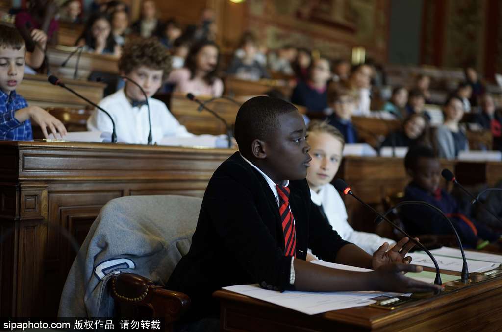 巴黎舉行萌娃理事會(huì)討論教務(wù) 小小“議員”舉手參與嚴(yán)肅呆萌