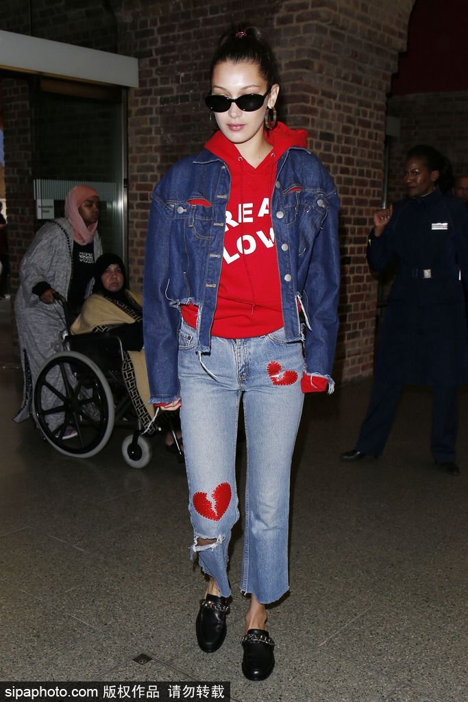 超模貝拉·哈迪德紅色衛衣搭配一身丹寧超酷出街 罕見露淺淺微笑