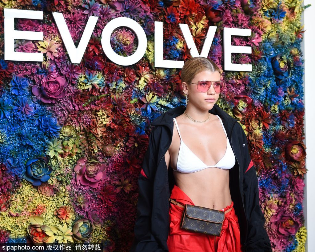 全美最盛大音樂節(jié)科切拉！盤點(diǎn)激情火辣內(nèi)衣上陣的潮人街拍