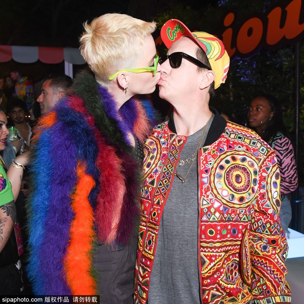 放飛自我！水果姐染了一頭綠發 還和出柜設計師熱吻