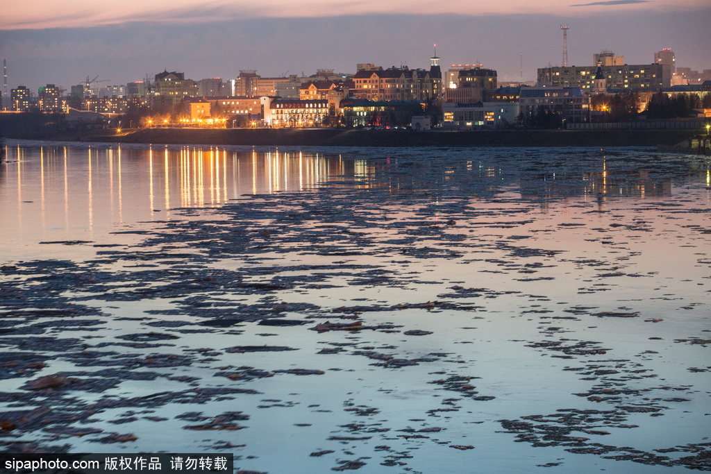 俄羅斯春季額爾齊斯河冰川消融 河面漂浮浮冰