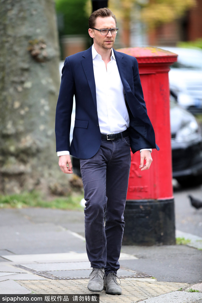 抖森罕見戴眼鏡出街 萬年不換小藍(lán)鞋又出鏡