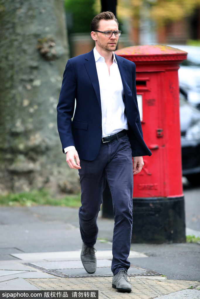 抖森罕見戴眼鏡出街 萬年不換小藍鞋又出鏡