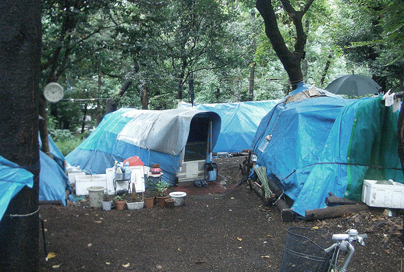 日本男子蝸居廁所3年 存500多個