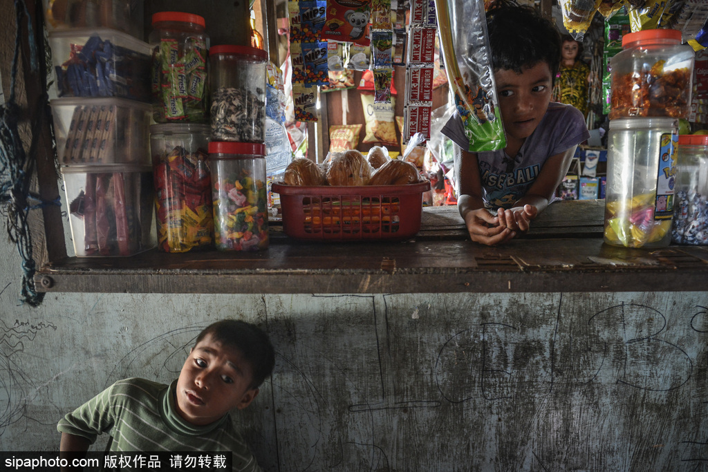 記錄一個真實的菲律賓貧民窟生活 “垃圾河”觸目驚心