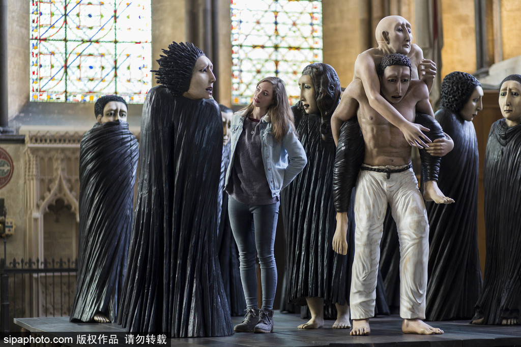 英國教堂舉行木雕藝術(shù)展 奇詭神秘仿若走進木偶城堡