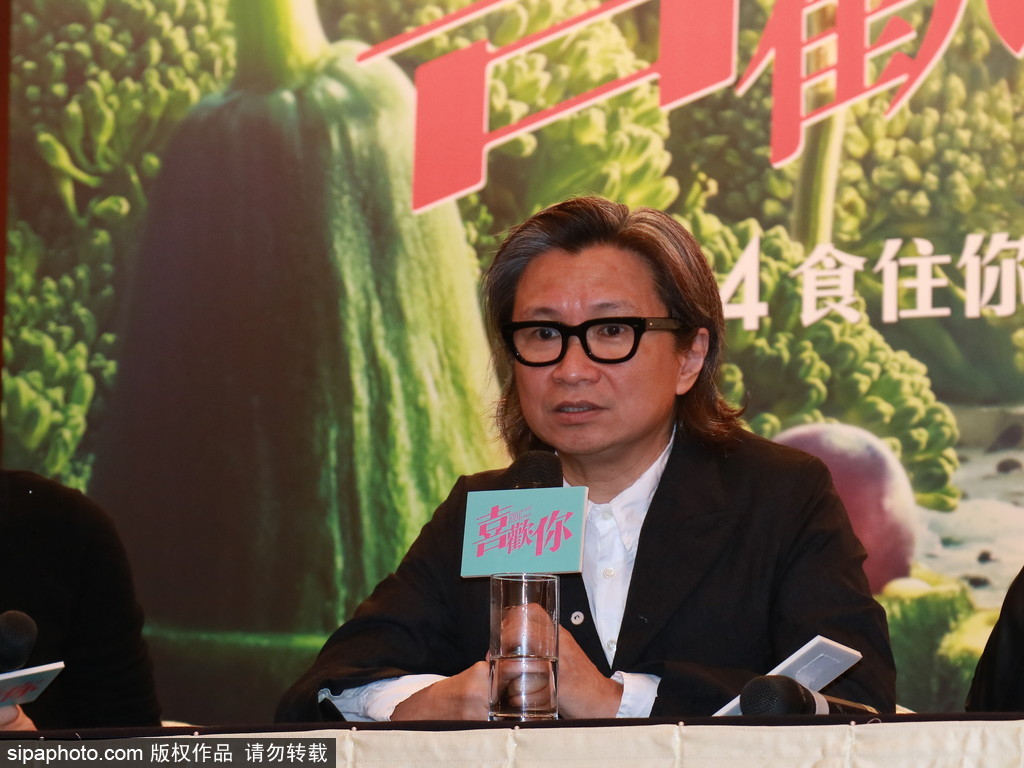 周冬雨直言生活中不會做飯 大贊金城武敬業吃道具餐