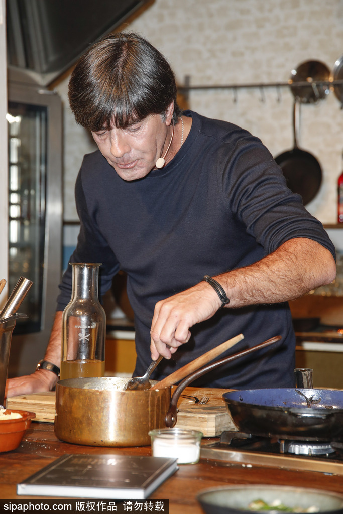 舌尖上的美食？勒夫參加節目變身大廚 鍋鏟翻飛火光沖天