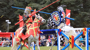 英國春季騎士節(jié)再度上演中世紀對決 服飾花哨復古趣味十足